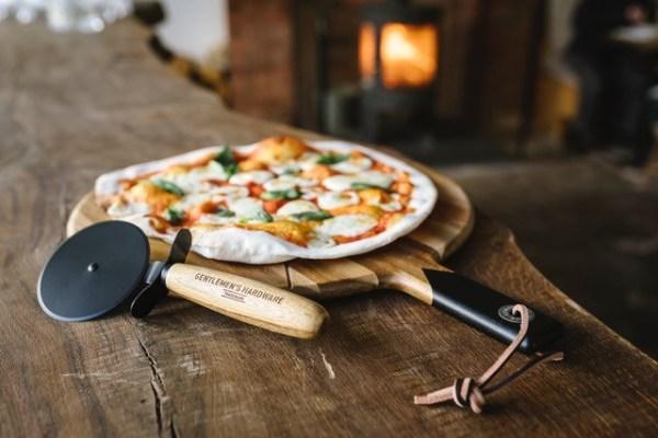 GENTLEMAN'S HARDWARE Pizza Cutter & Serving Board